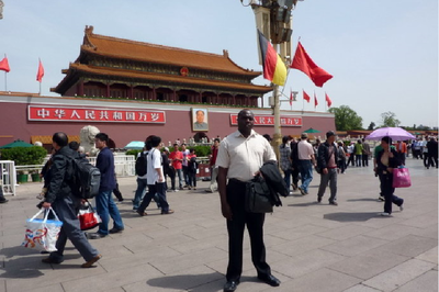 美国小伙来中国旅游,街头看到这一幕后直呼:中国人不怕警察吗?